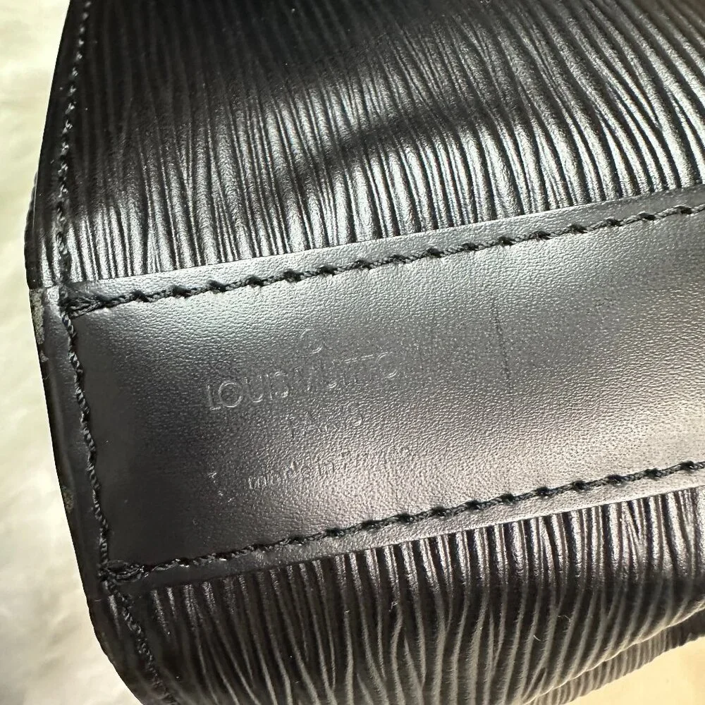 ❌SOLD❌ Authentic Louis Vuitton Epi Noir Sac D'epaule PM Shoulder Bag - Picture 14 of 15
